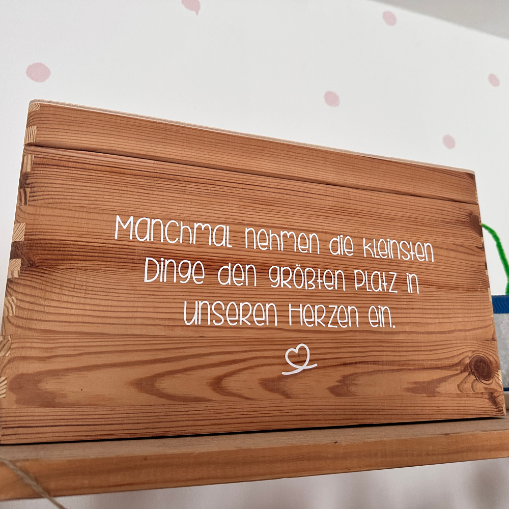 Holzkiste mit Aufschrift