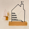 schwarzes Holzhaus mit personalisierten Namen aus Holz, geeignet als Dekoration für Zuhause oder Geschenk, hochwertig verarbeitet