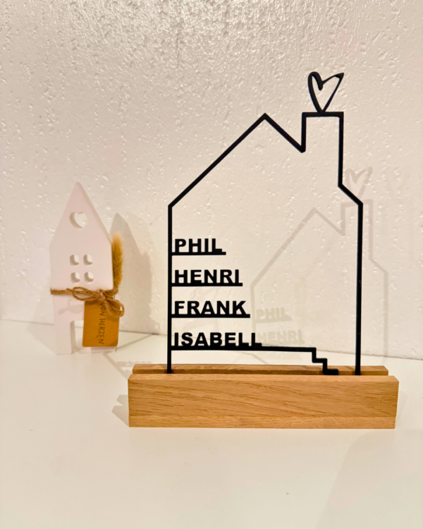 schwarzes Holzhaus mit personalisierten Namen aus Holz, geeignet als Dekoration für Zuhause oder Geschenk, hochwertig verarbeitet