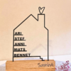 schwarzes Holzhaus mit personalisierten Namen aus Holz, geeignet als Dekoration für Zuhause oder Geschenk, hochwertig verarbeitet
