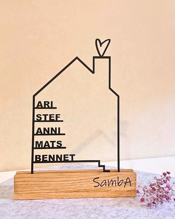 schwarzes Holzhaus mit personalisierten Namen aus Holz, geeignet als Dekoration für Zuhause oder Geschenk, hochwertig verarbeitet