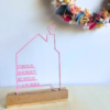 Pinkes Holzhaus mit personalisierten Namen aus Holz, geeignet als Dekoration für Zuhause oder Geschenk, hochwertig verarbeitet