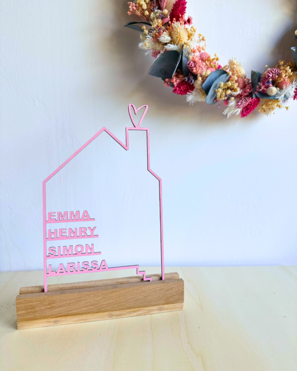 Pinkes Holzhaus mit personalisierten Namen aus Holz, geeignet als Dekoration für Zuhause oder Geschenk, hochwertig verarbeitet