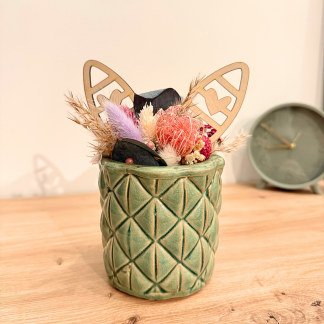 Hasenohren stecken in einem Trockenblumenstrauß