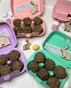 bunte Wachteleierkartons mit Saatbomben