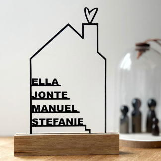 schwarzes Holzhaus mit personalisierten Namen aus Holz, geeignet als Dekoration für Zuhause oder Geschenk, hochwertig verarbeitet