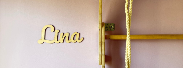 Holzschrift für die Wand Holzschrift für die Wand: Name aus Holz in einem Kinderzimmer