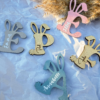 🌸 Neue Hasenbuchstaben Jetzt auch in Farbe! 🐰💖 Letztes Jahr habe ich die Hasenbuchstaben in Natur für euch gemacht und die Rückmeldungen waren einfach so schön! Jetzt freue ich mich, euch die f.zip - 8 Oster Anhänger - außergewöhnliche Buchstaben mit Hasenohren
