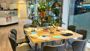 Workshop Tisch Schere Stein Papierflieger