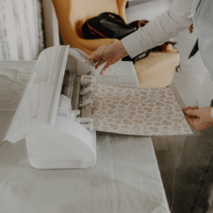 Teilnehmerin l&auml;dt eine Schneidematte in den Plotter beim Cricut- und Silhouette-Vergleich