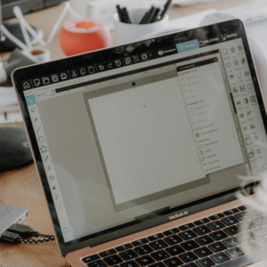 Notebook mit Silhouette Studio Software im Plotter-Basic-Workshop