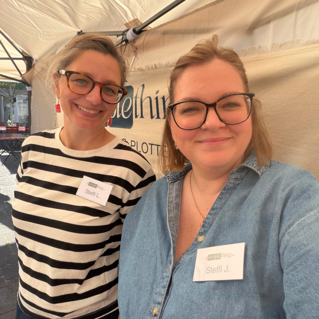 Stefanie Jüncke (Gründerin von asimplething.de) und Stefanie Lehmkühler am Stand von asimplething.de auf dem Strundetalfest 2026 in Bergisch Gladbach